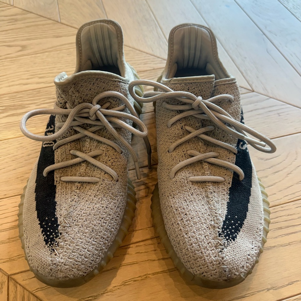 YEEZY BOOST 350 v2 size 10 men’s 
Color taupe